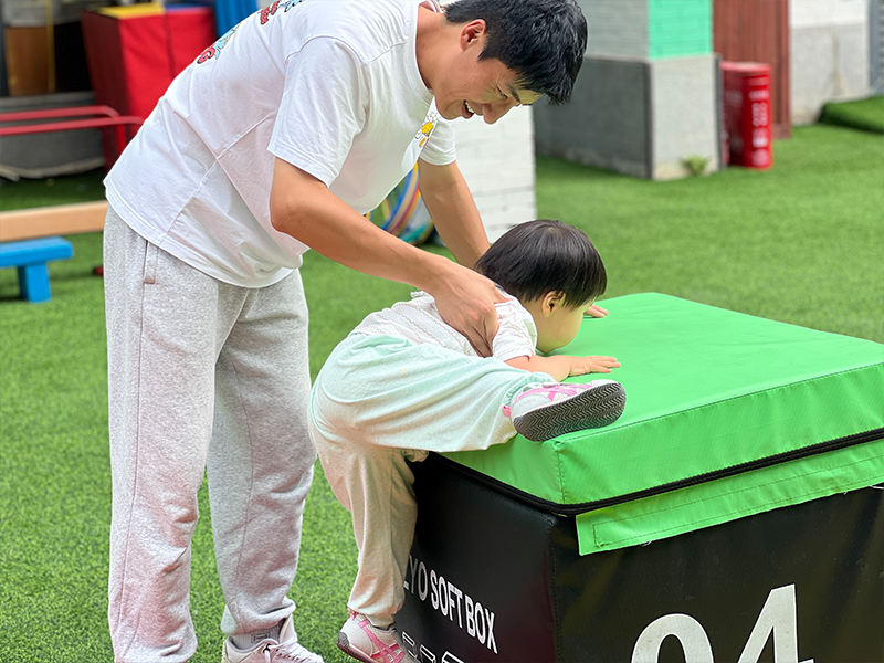 宝宝爱乱涂乱画 妈妈少点干预